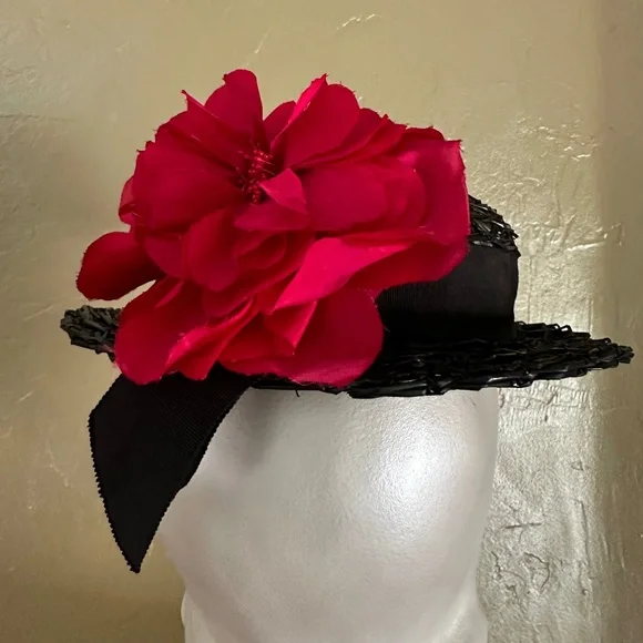 DELIGHTFUL 1940s\' BLACK STRAW HAT WITH TOP OPENING + RED FABRIC FLOWERS Vintage 1940s Wide Brim Hat With Red Flower, Elastic Chin  main image 4